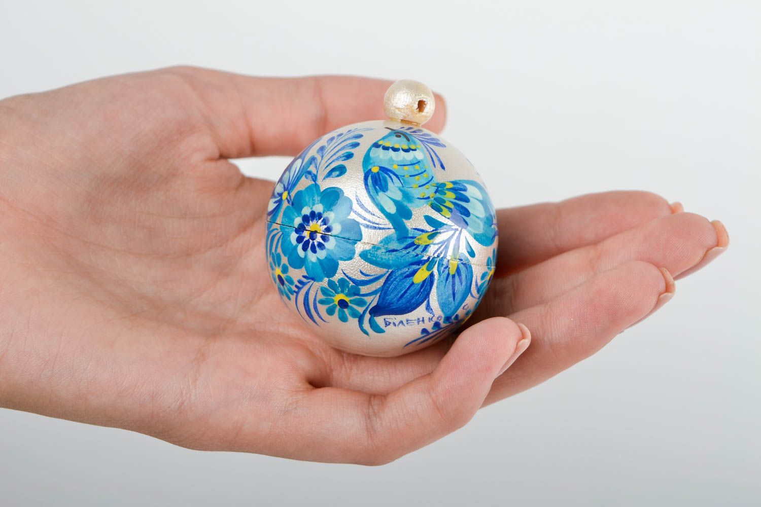 Boule de Noël faite main Décoration Nouvel An en bois bleu-blanc Cadeau original photo 2