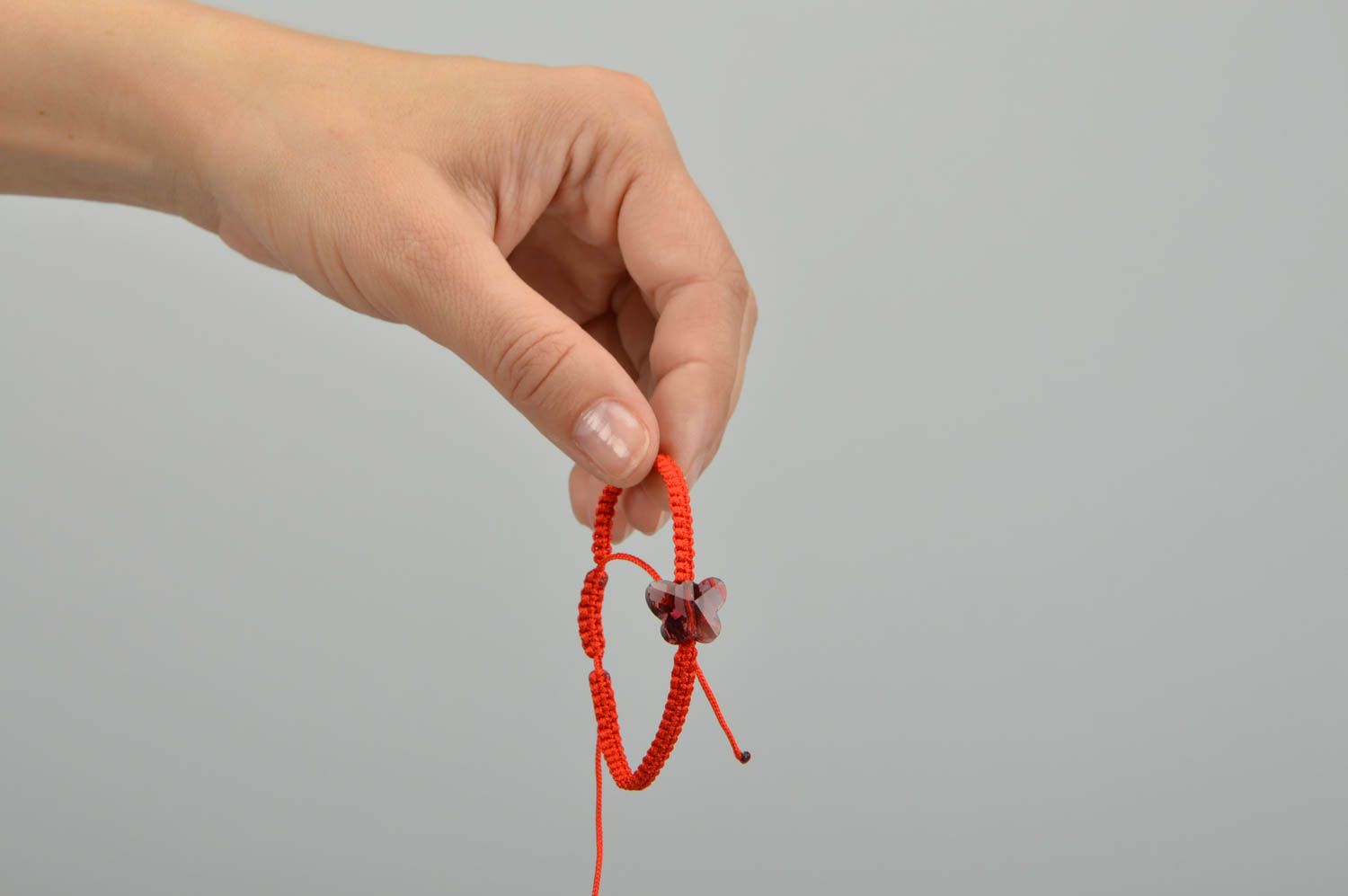 Красный браслет из вощеного шнурка с бусиной в виде бабочки ручной работы фото 2