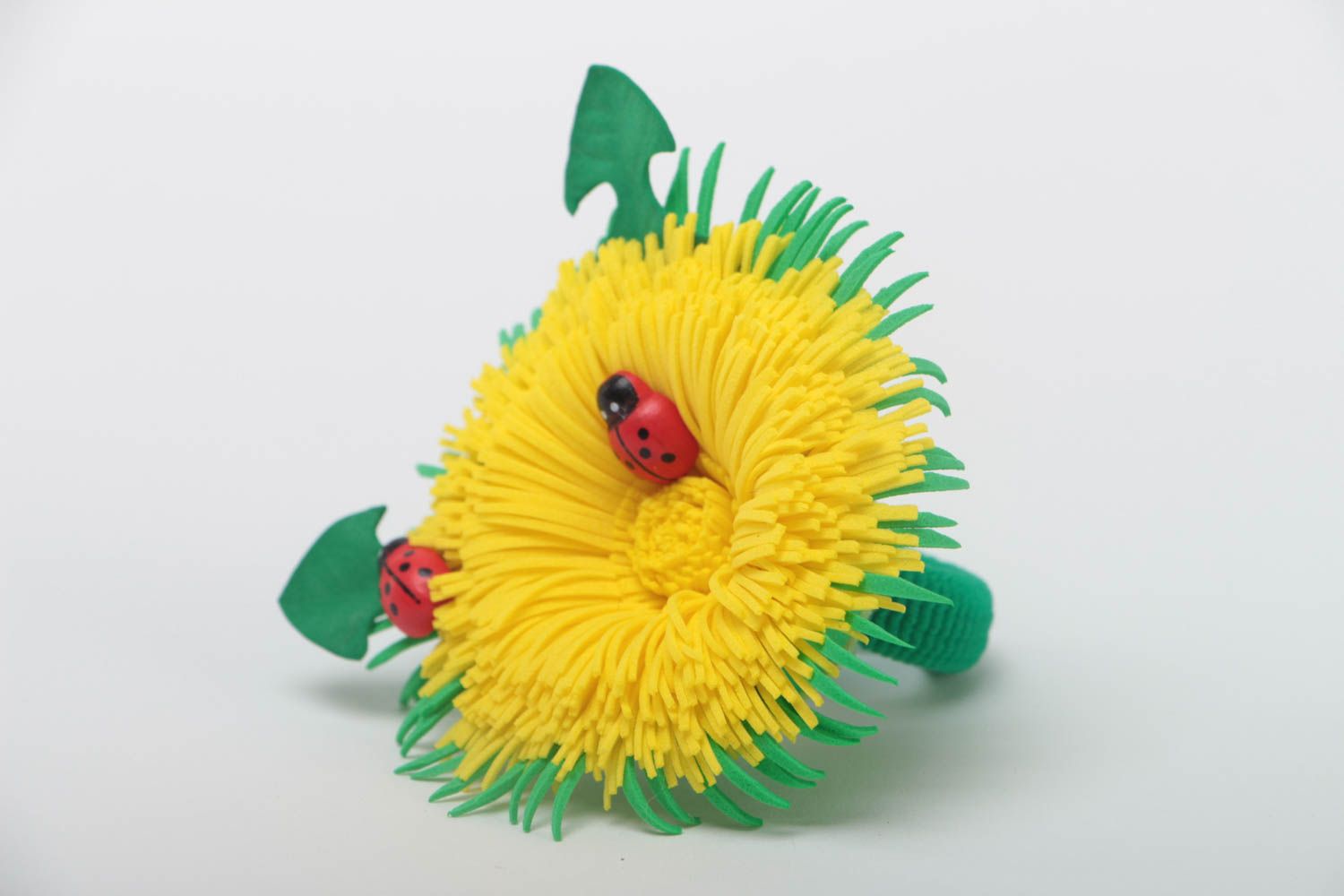 Élastique à cheveux fleur jaune en foamiran fait main grand avec coccinelles photo 2
