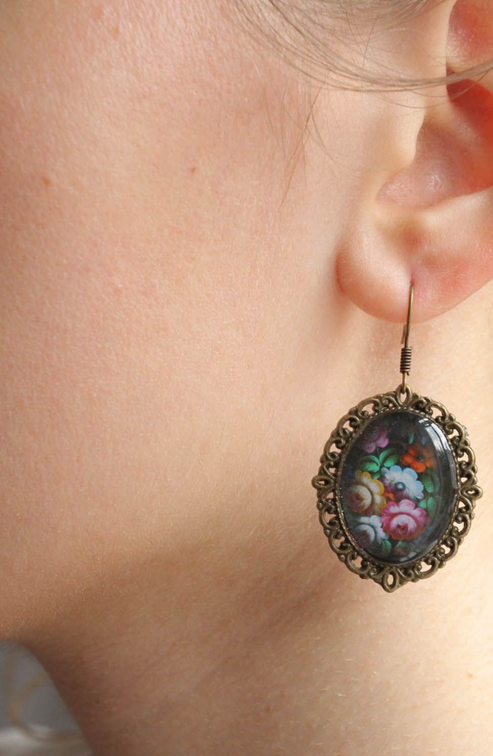 Boucles d'oreilles en résine époxy et métal avec fleurs faites main photo 1
