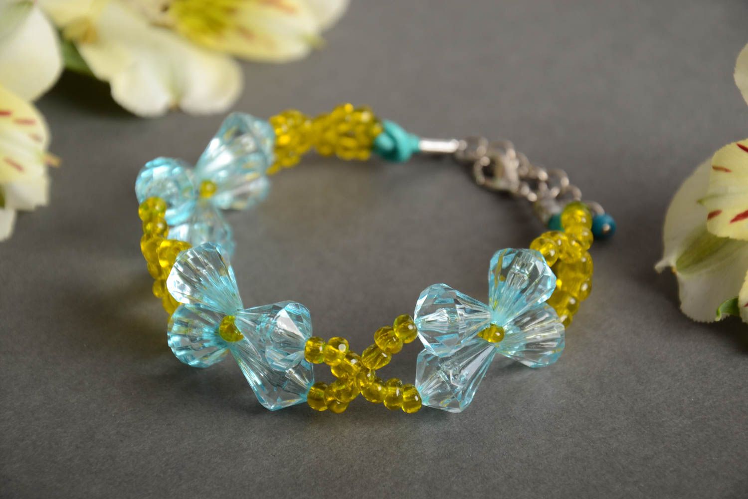 Bracelet fait main bleu clair et jaune perles fantaisie et perles de rocaille photo 1