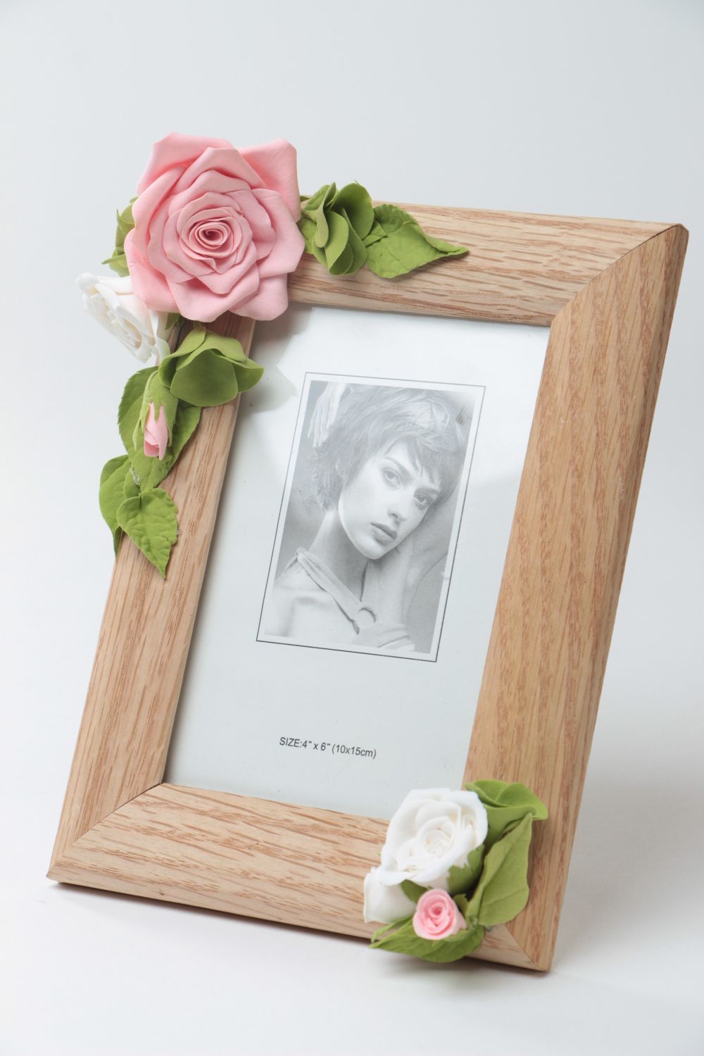 Schöner rechteckiger handmade Fotorahmen aus Holz mit Blumen aus Polymerton foto 2