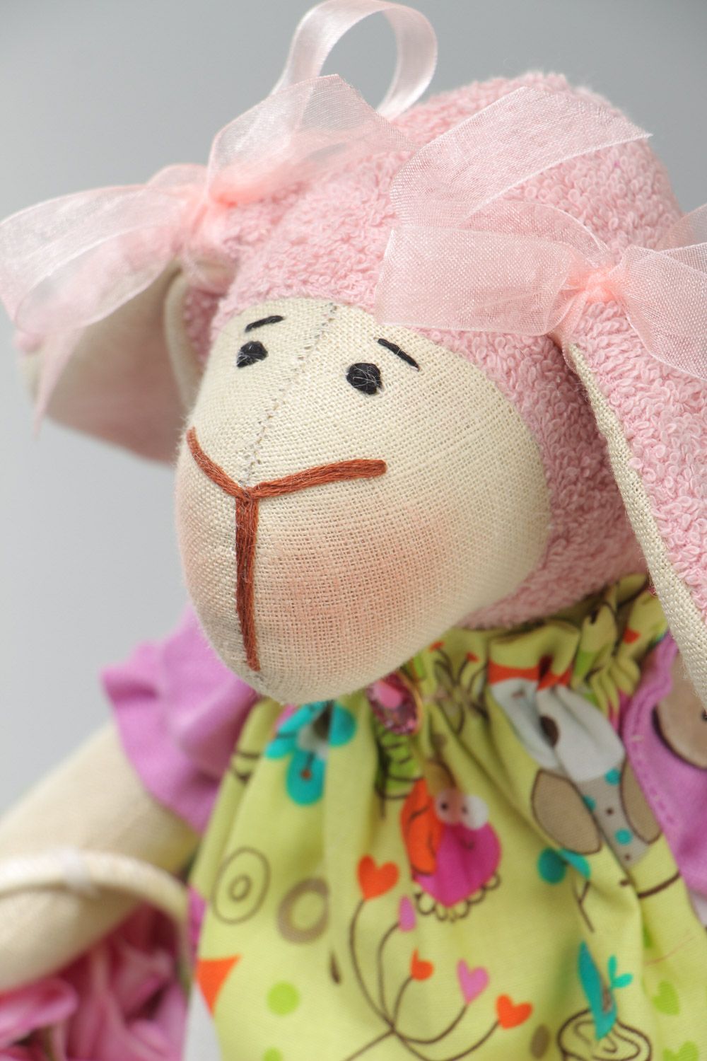 Красивая мягкая игрушка овечка ручной работы из льна в платье с корзинкой фото 3