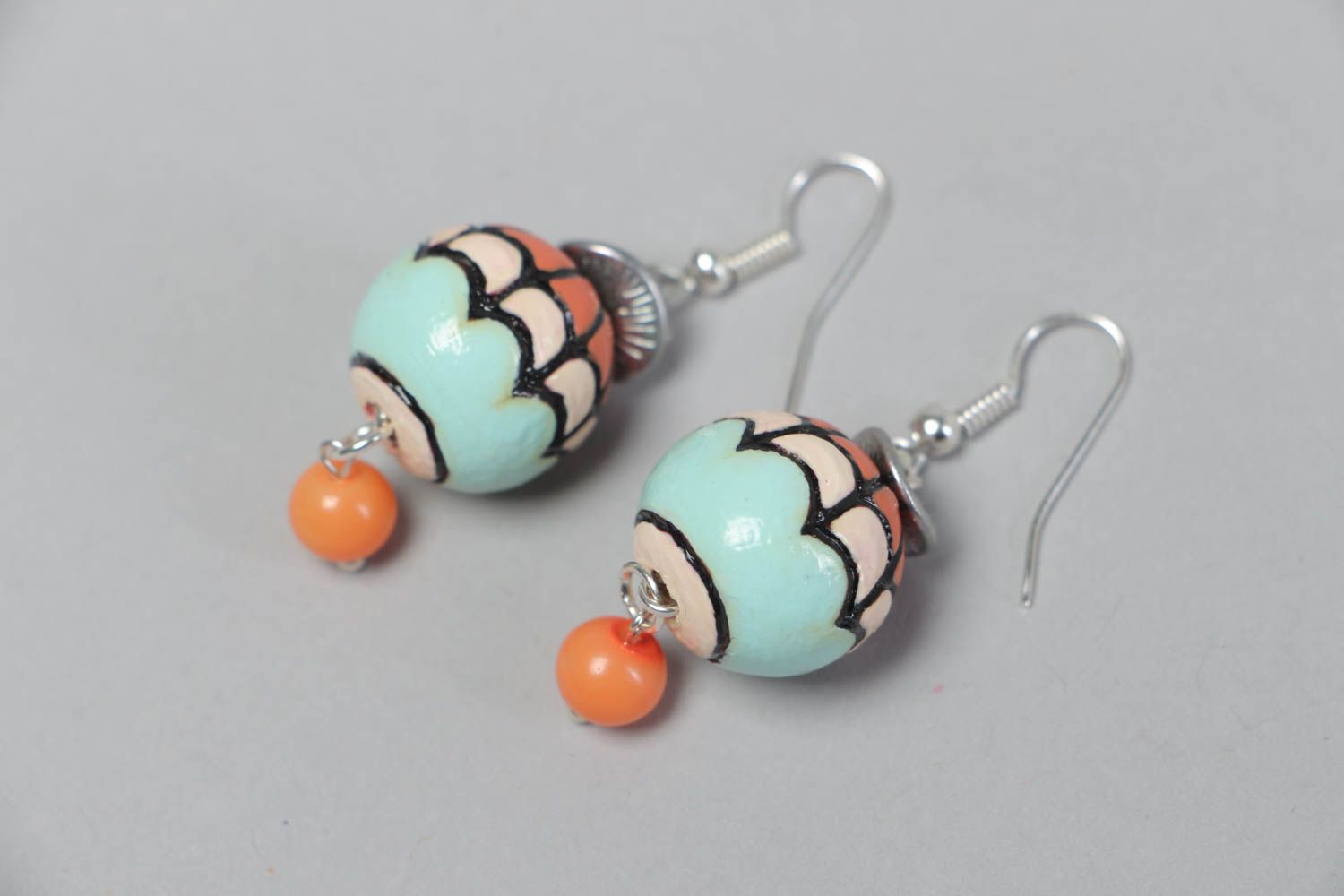 Boucles d'oreilles avec perles en bois multicolores peintes faites main photo 2