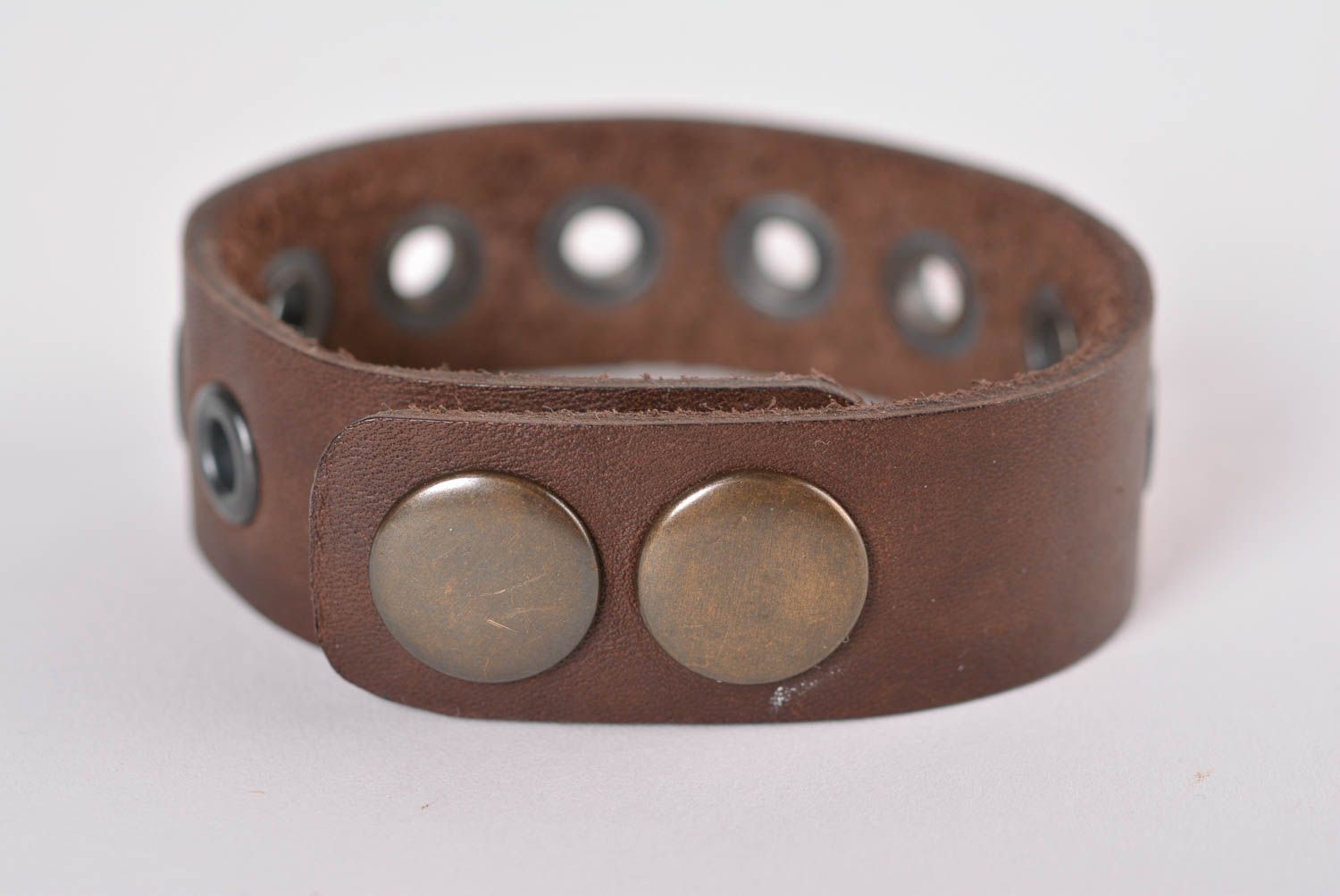 Bracelet cuir large marron fait main Bijoux originaux Accessoire pour femme photo 3
