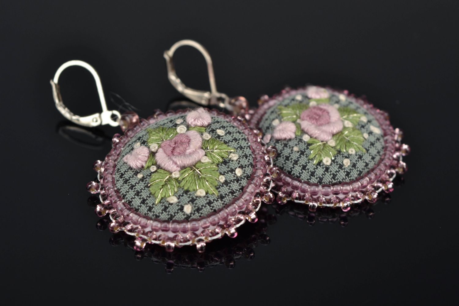 Satin stitch embroidered round earrings photo 1