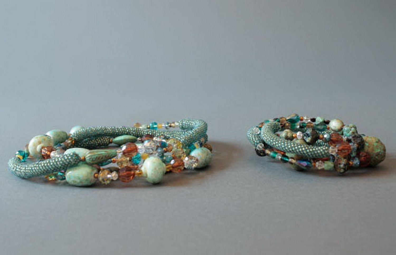 Conjunto de collar y pulsera, hecho de abalorios con piedras decorativas foto 1