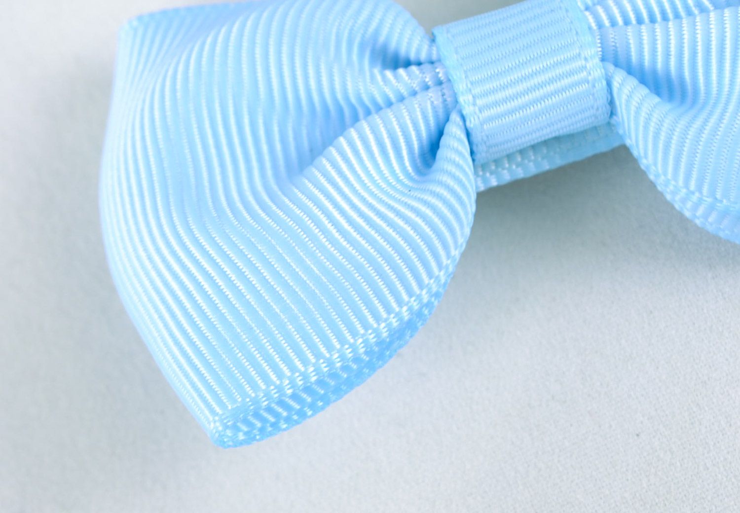 Schönes blaues Haarspangen Set mit Schleifen aus Bändern 2 Stück Handarbeit  foto 4