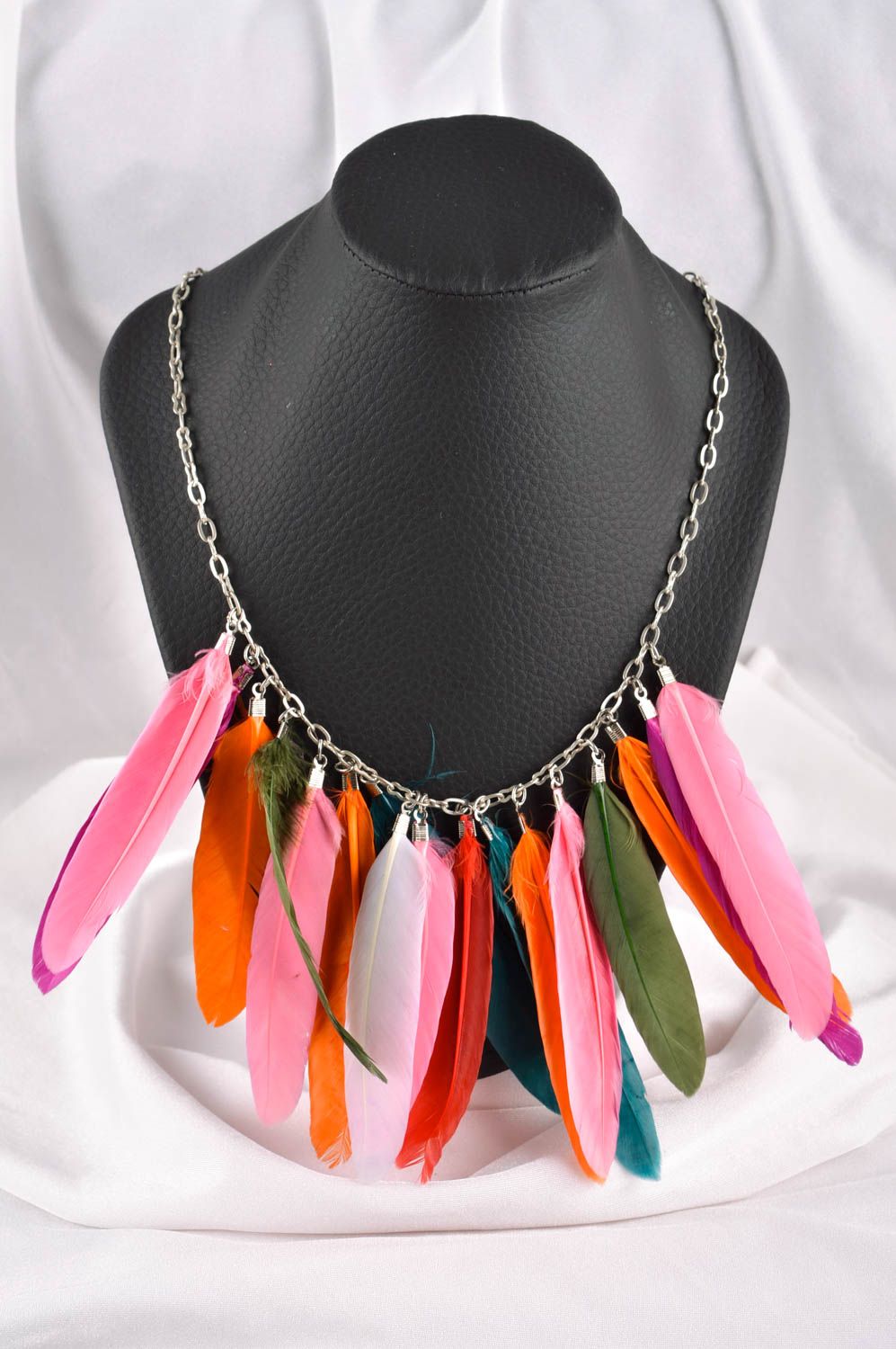 Колье из перьев украшение ручной работы модное украшение из разноцветных перьев фото 1