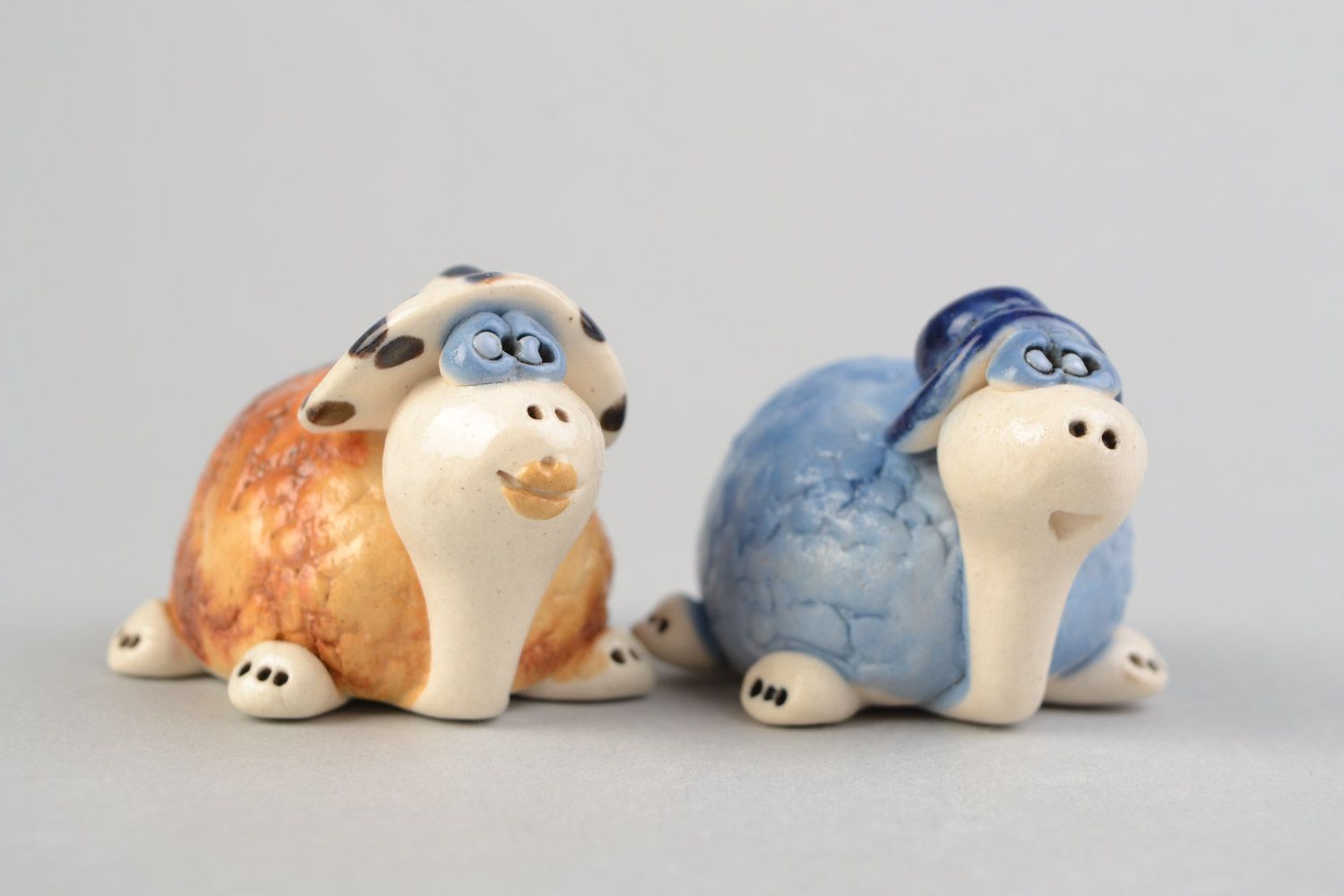 Conjunto de figuras de cerámica artesanales con forma de tortugas de distintos colores foto 1