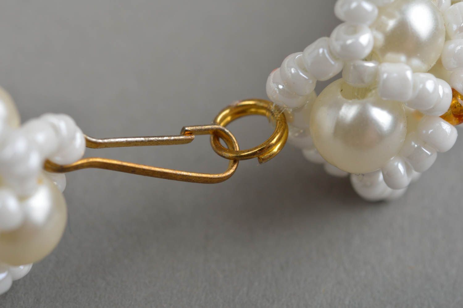 Bracelet en perles de rocaille et perles d'imitation fait main blanc élégant photo 3