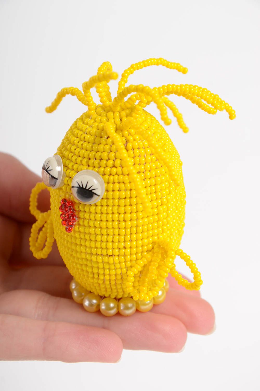Декоративное яйцо из бисера в виде цыпленка желтое яркое небольшое ручной работы фото 4