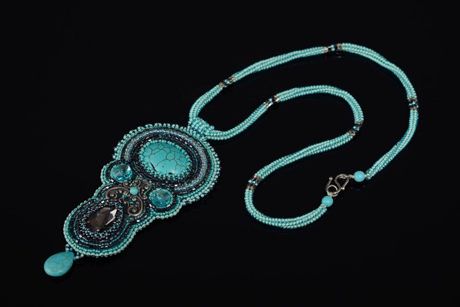 Long collier en perles de rocaille howlite et strass fait main bleu original photo 1