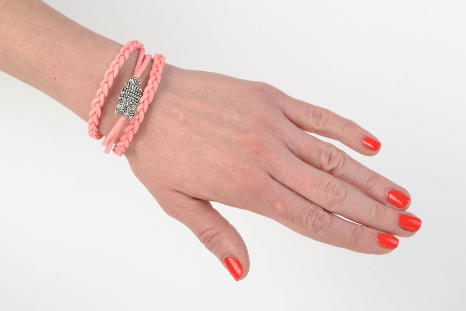 Розовый плетеный браслет из замши для девочки тройной аксессуар ручной работы фото 2