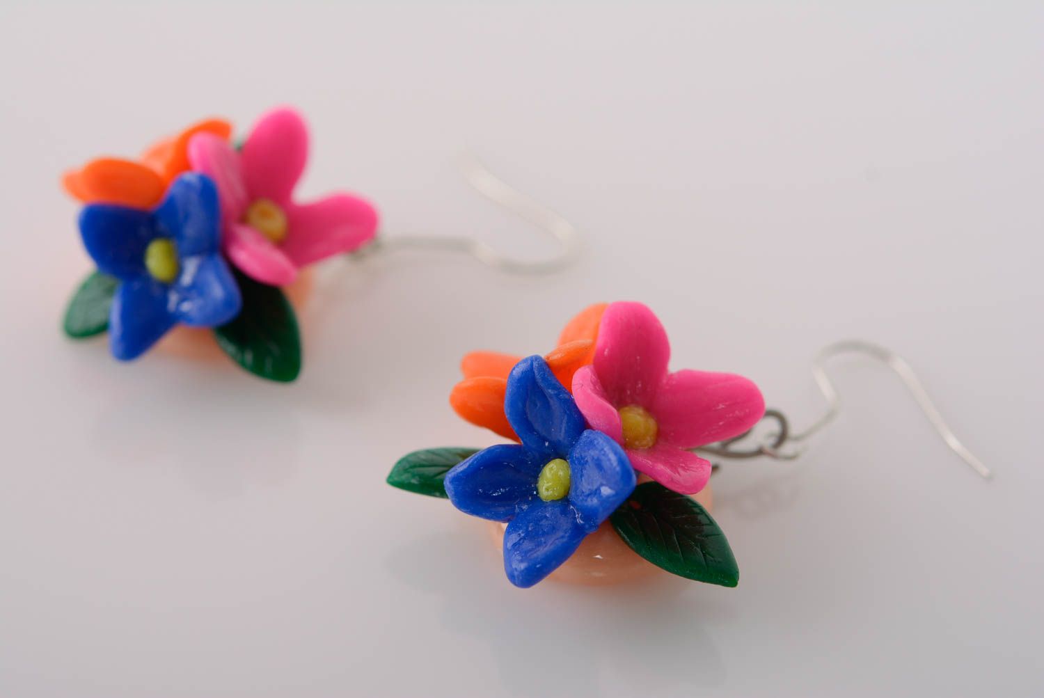 Яркие серьги-цветы из полимерной глины ручной работы красивые в виде подвесок фото 3