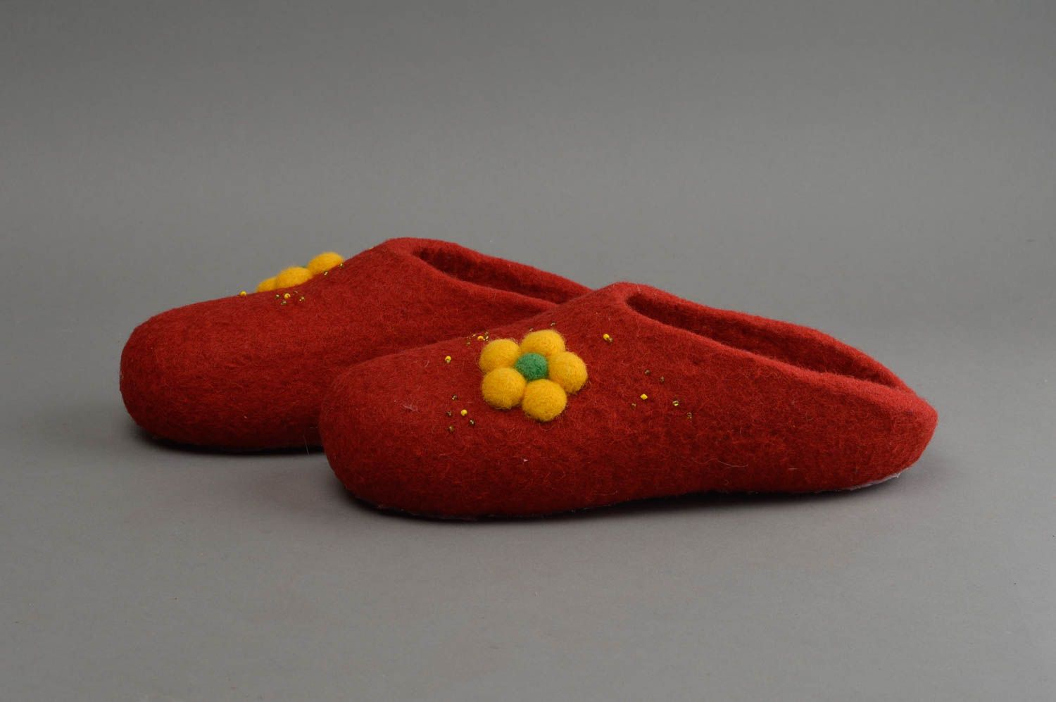 Schöne handmade gefilzte Hausschuhe für Damen aus Wolle mit Blumen bordeauxrot foto 3