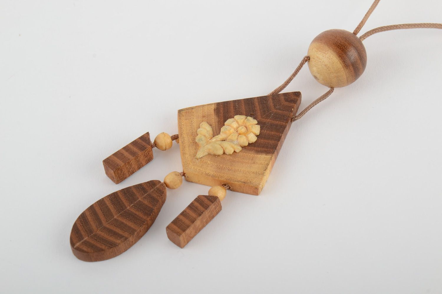 Collier pendentif en bois fait main avec intarsia sur bois ethnique pour femme photo 3