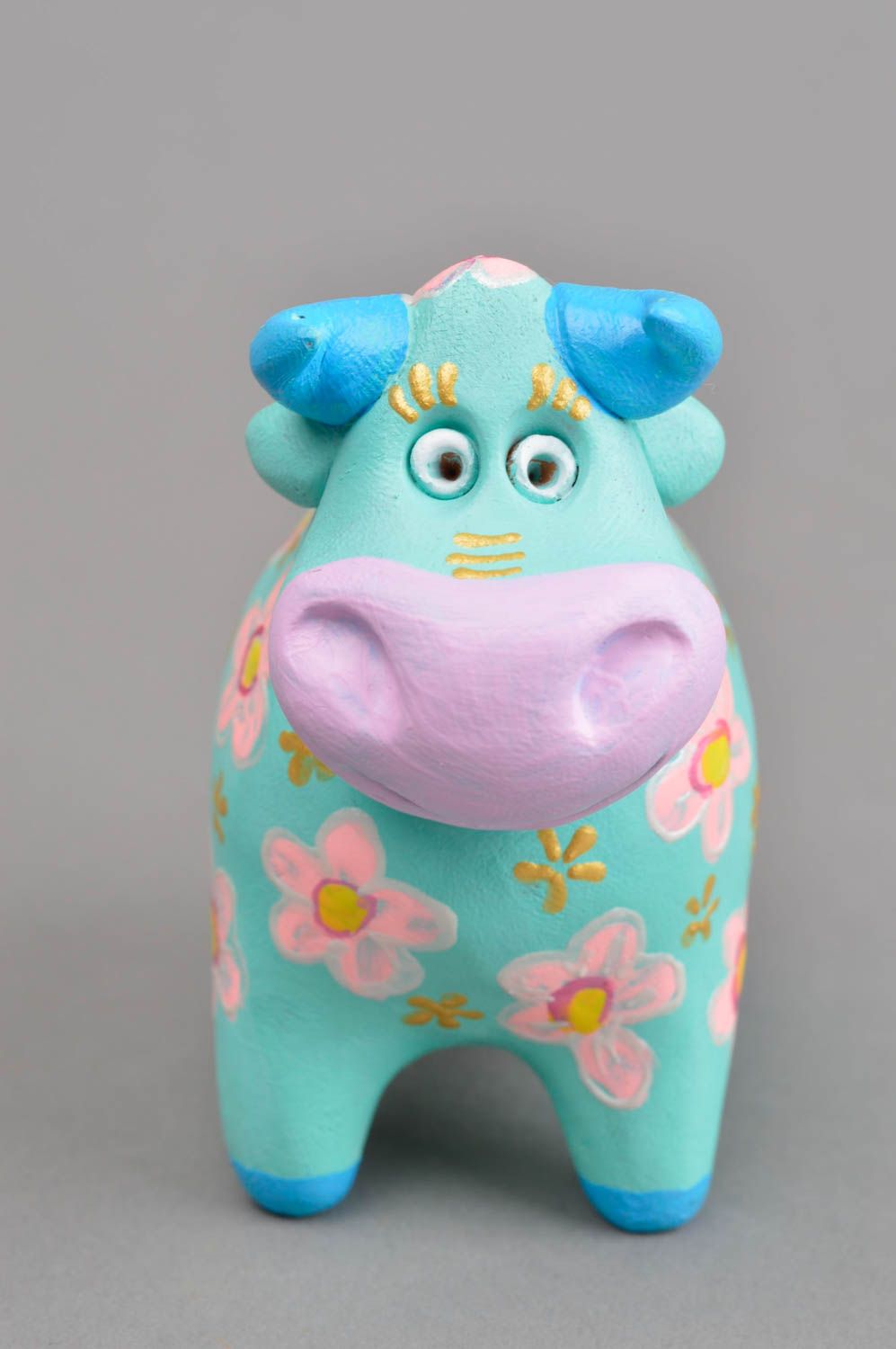 Керамический сувенир ручной работы игрушка из глины свистулька из глины коровка фото 2