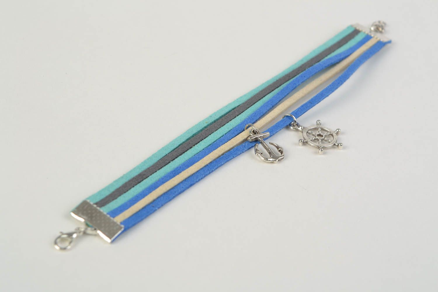 Handmade Armband aus Wildleder mit Anhängern im maritimen Stil blau originell foto 5