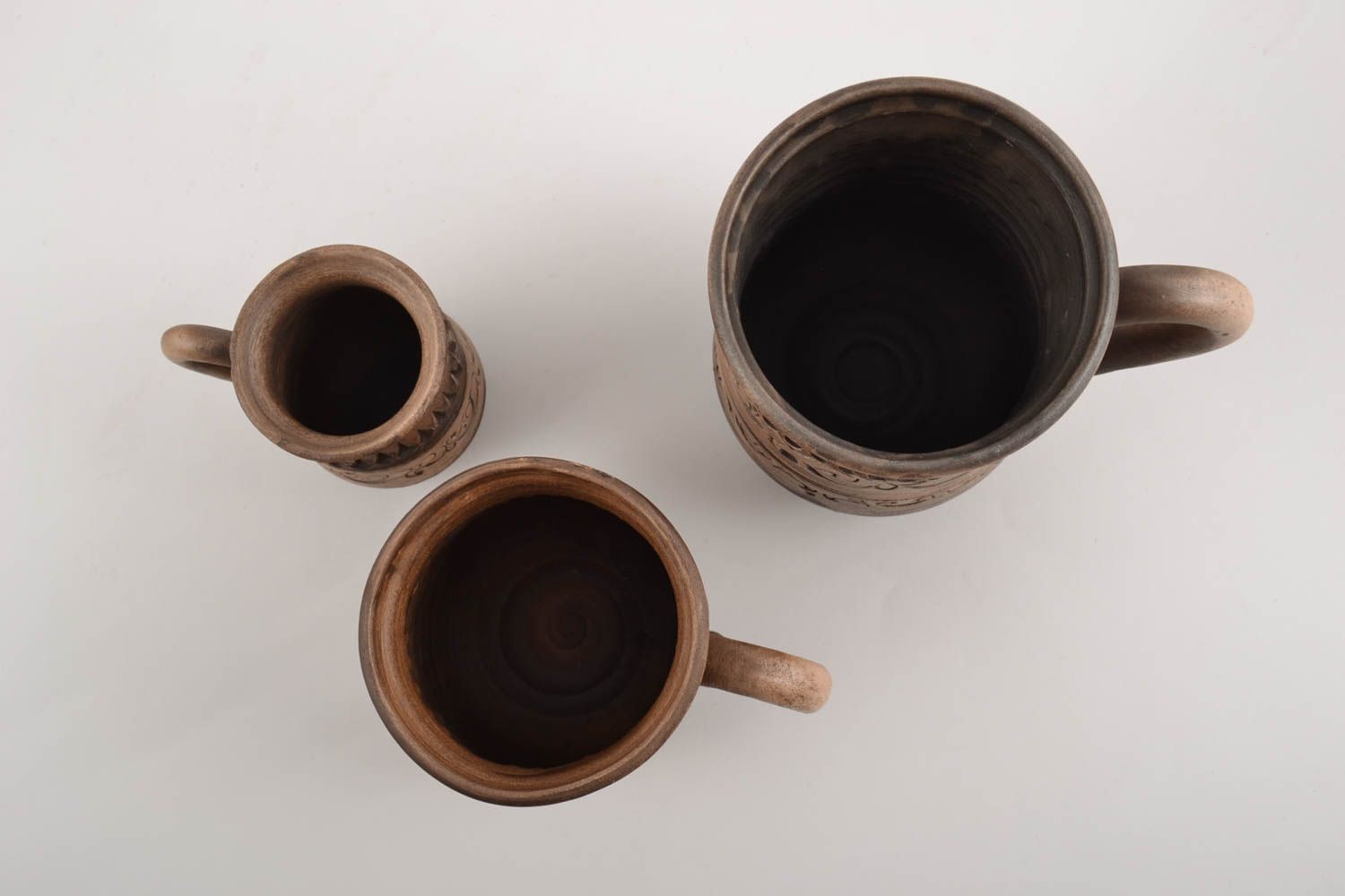 Set of ceramic unglazed cups of 16, 10, 5 oz in brown color with Italian style pattern photo 2