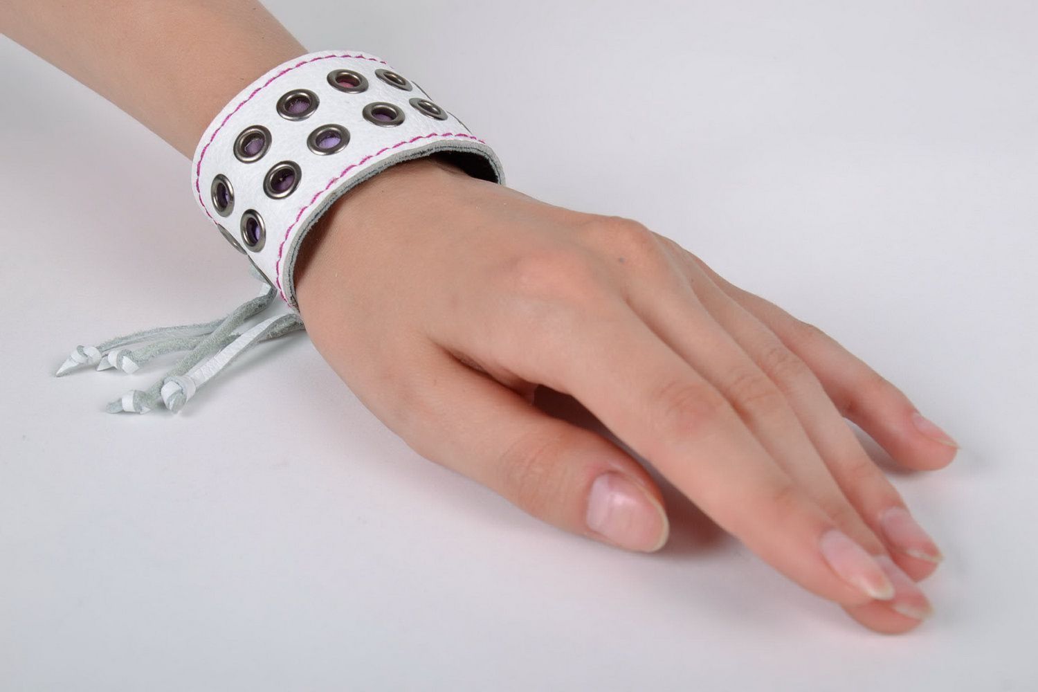 White leather bracelet with rivets photo 5