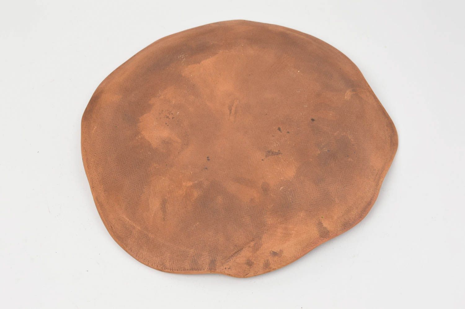 Assiette plate en terre cuite de forme originale avec motif en relief faite main photo 4