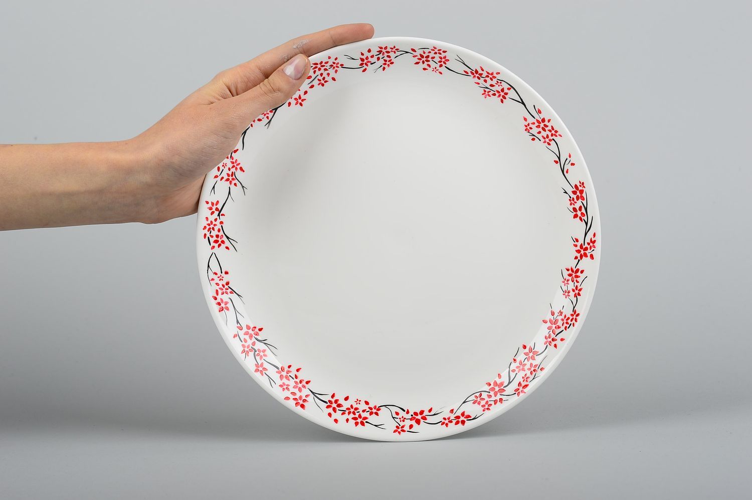 Белая тарелка с цветвми ручной работы керамическая тарелка кухонная посуда фото 2