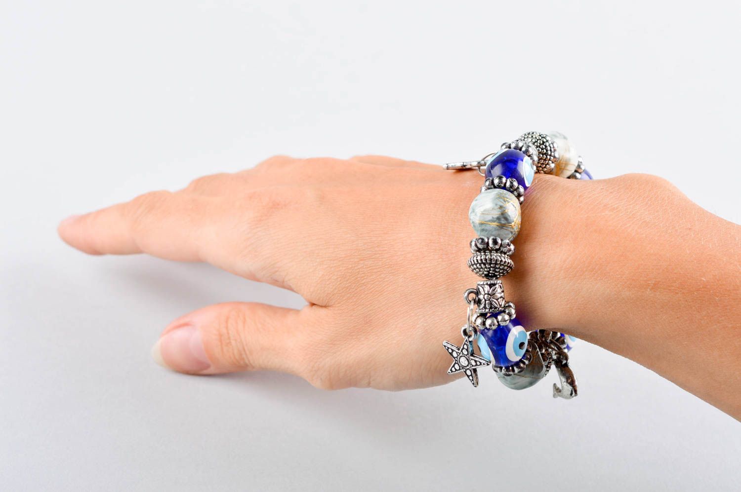 Schmuck für Mädchen handgeschaffen Armband mit Glasperlen bunt Elegantes Armband foto 5