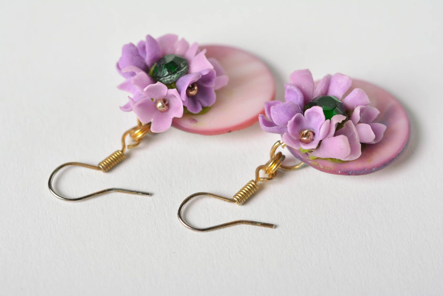 Schöne originelle handmade Ohrringe mit Anhängern Blumen aus Polymerton für Dame foto 3