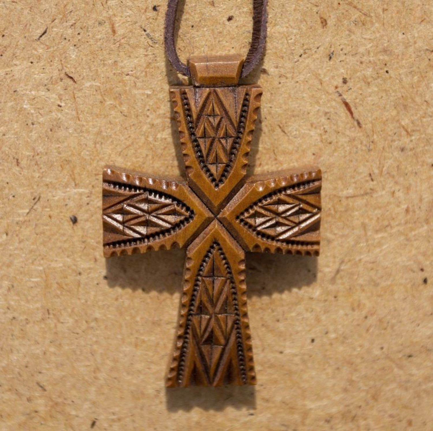 Croce di legno da collo fatta a mano croce intagliata in legno croce con laccio
 foto 1
