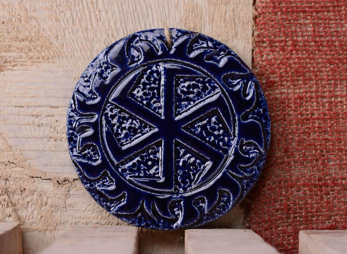 Prato talismã artesanal de argila coberto com esmalte com um símbolo antigo eslavo foto 1