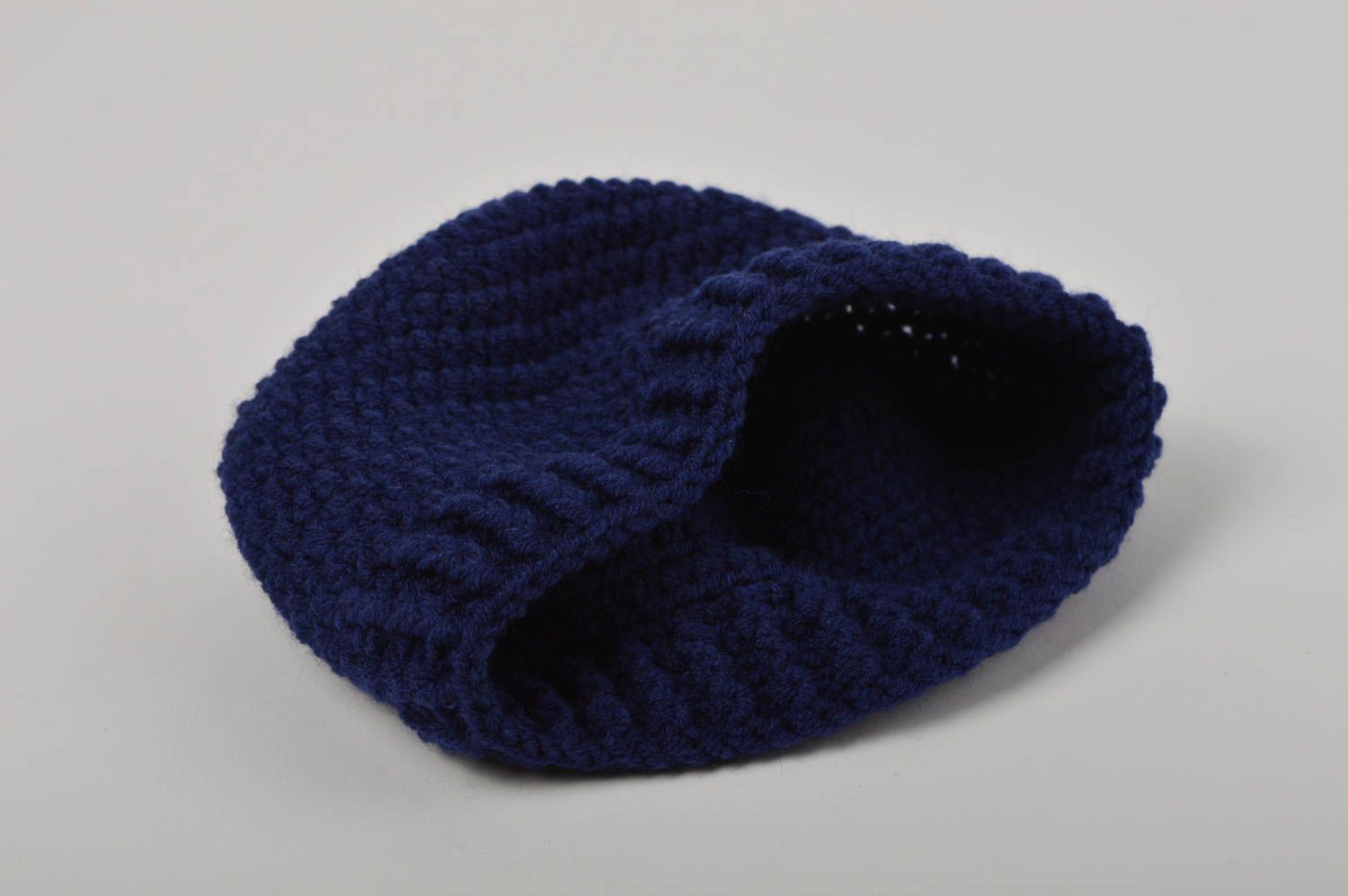 Bonnet tricot Chapeau fait main en bleu foncé Vêtement enfant garçon design photo 3