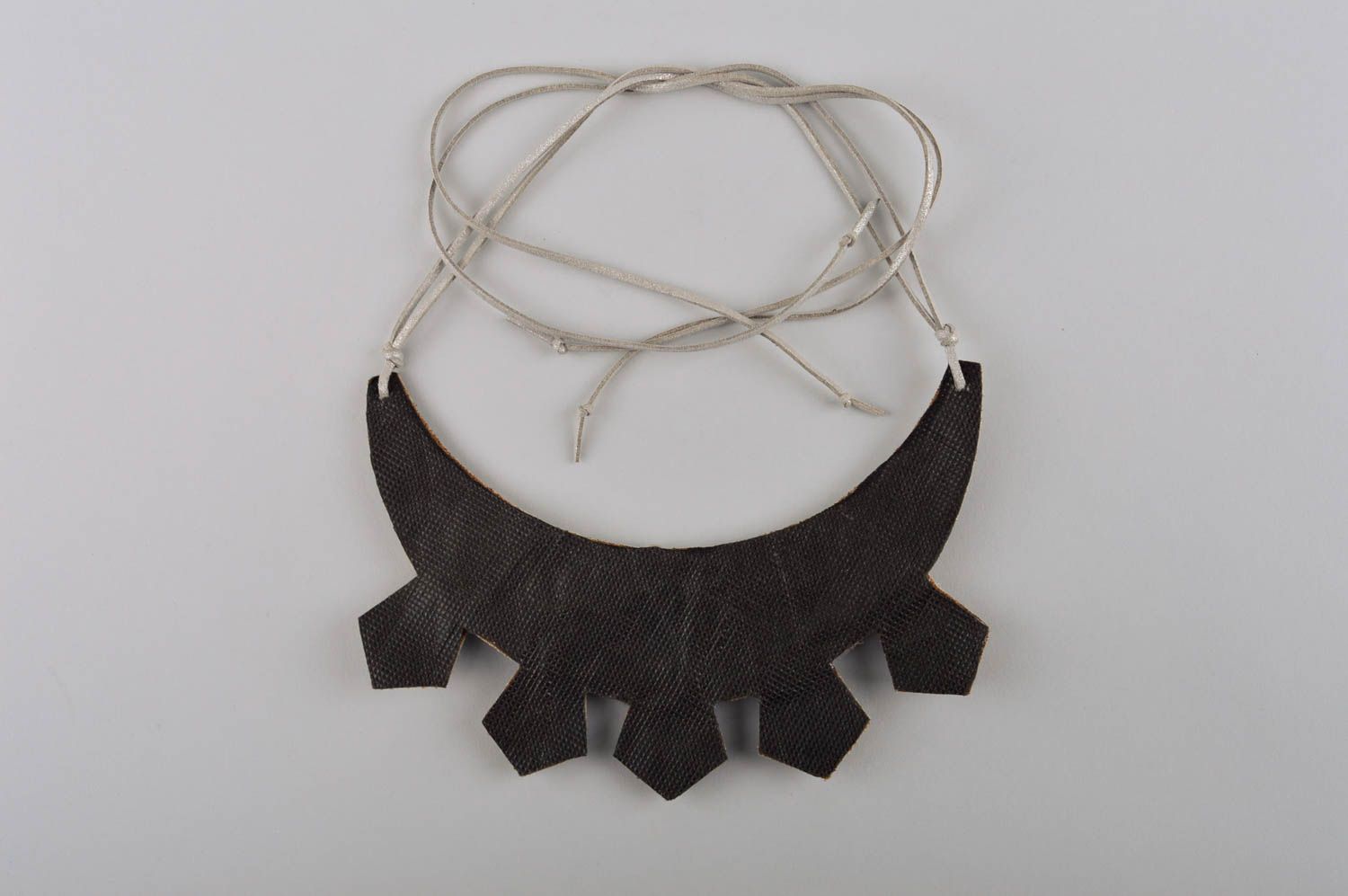 Подарок ручной работы кожаное колье массивное ожерелье с металлом крупное фото 5