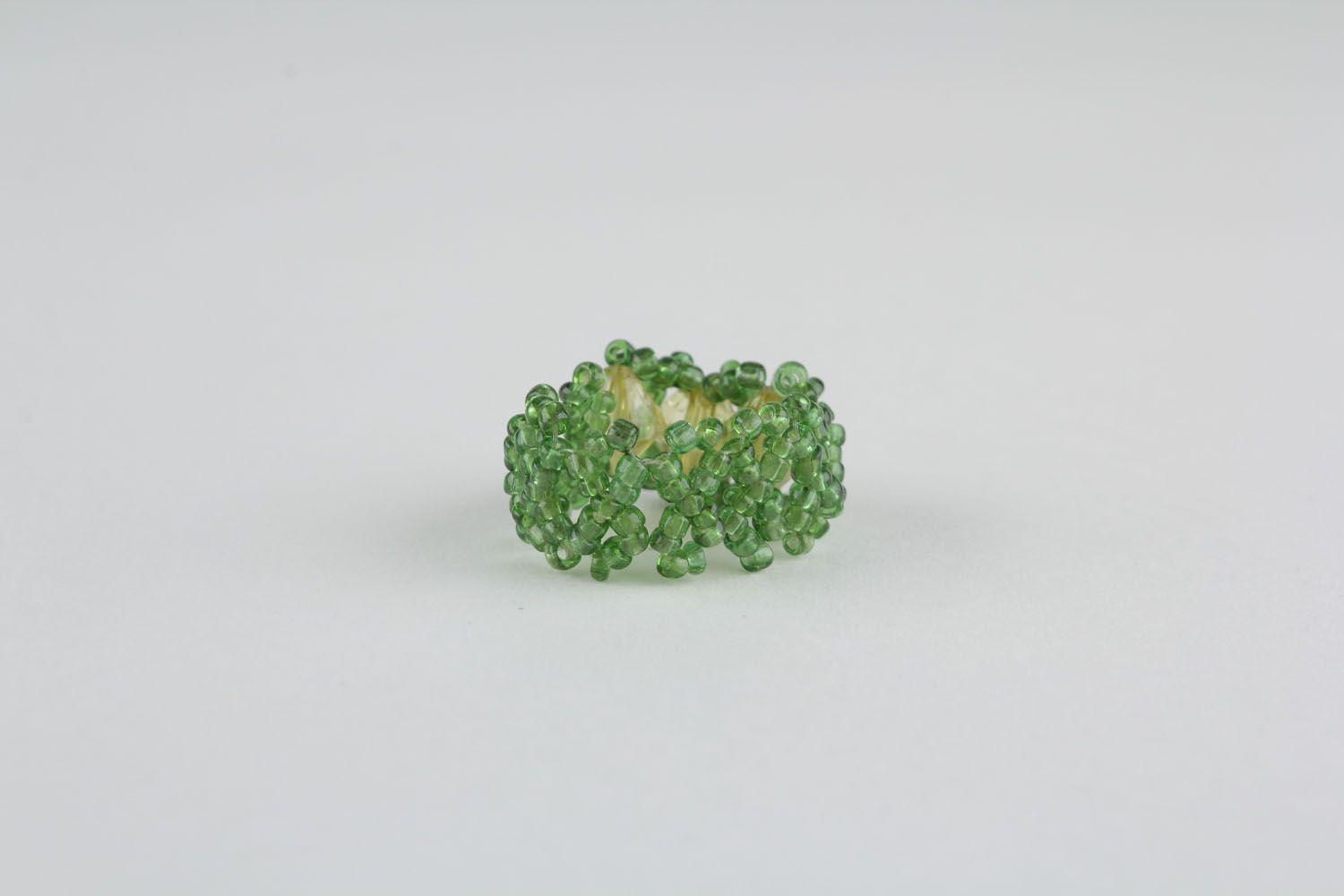 Зеленое кольцо из бисера фото 3