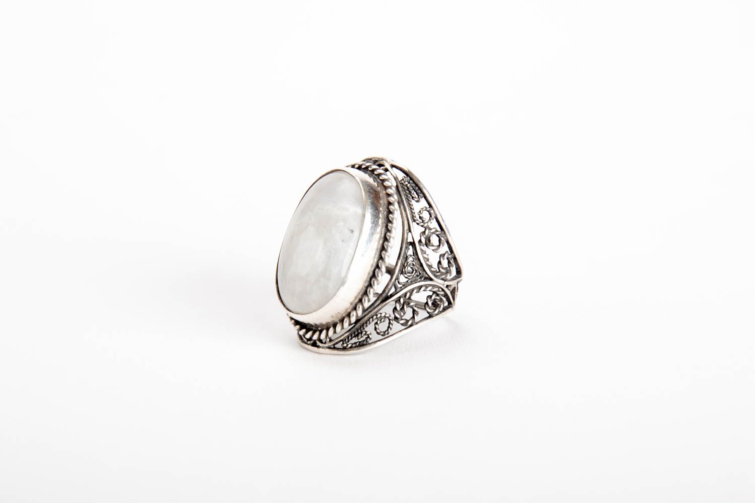 Modisches Accessoire handgeschaffen Ring am Finger stilvoll Silber Schmuck weiß foto 5