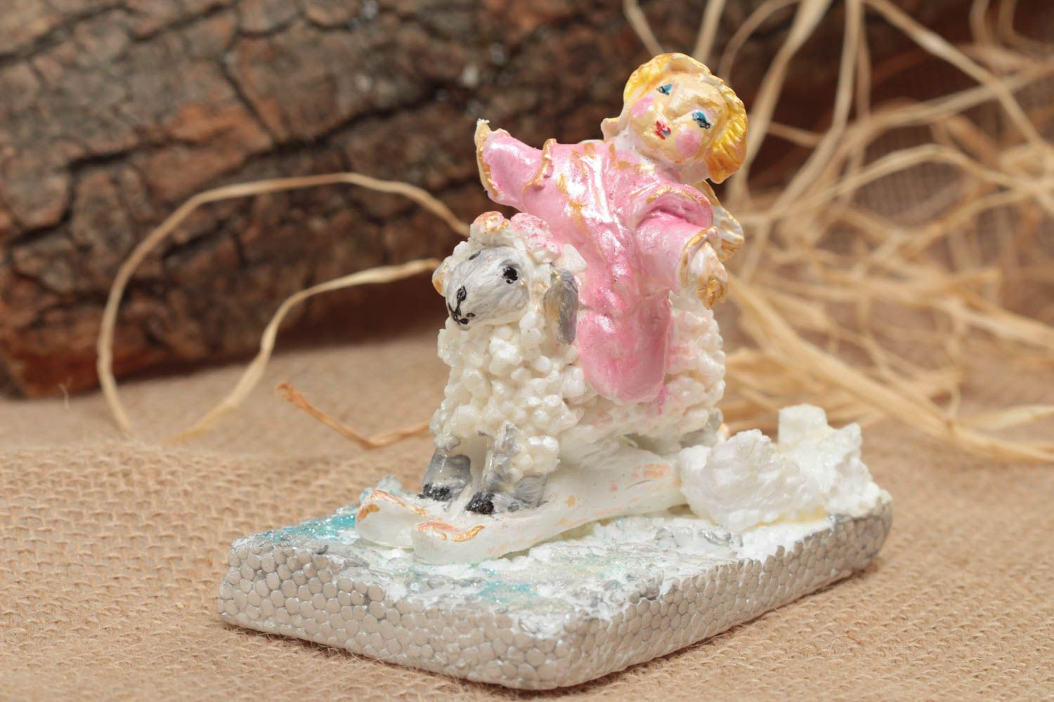 Маленькая статуэтка из полимерной глины в виде ангела на барашке ручная работа фото 1