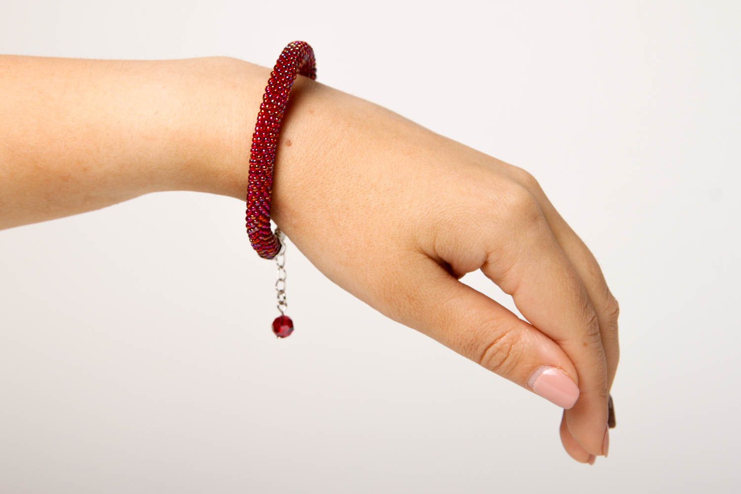 Жгут из бисера ручной работы украшение из бисера красный женский браслет на руку фото 2