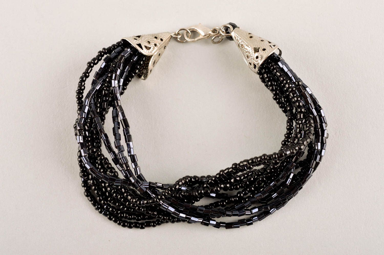 Bracelet original Bijou fait main noir en perles de rocaille Accessoire femme photo 2