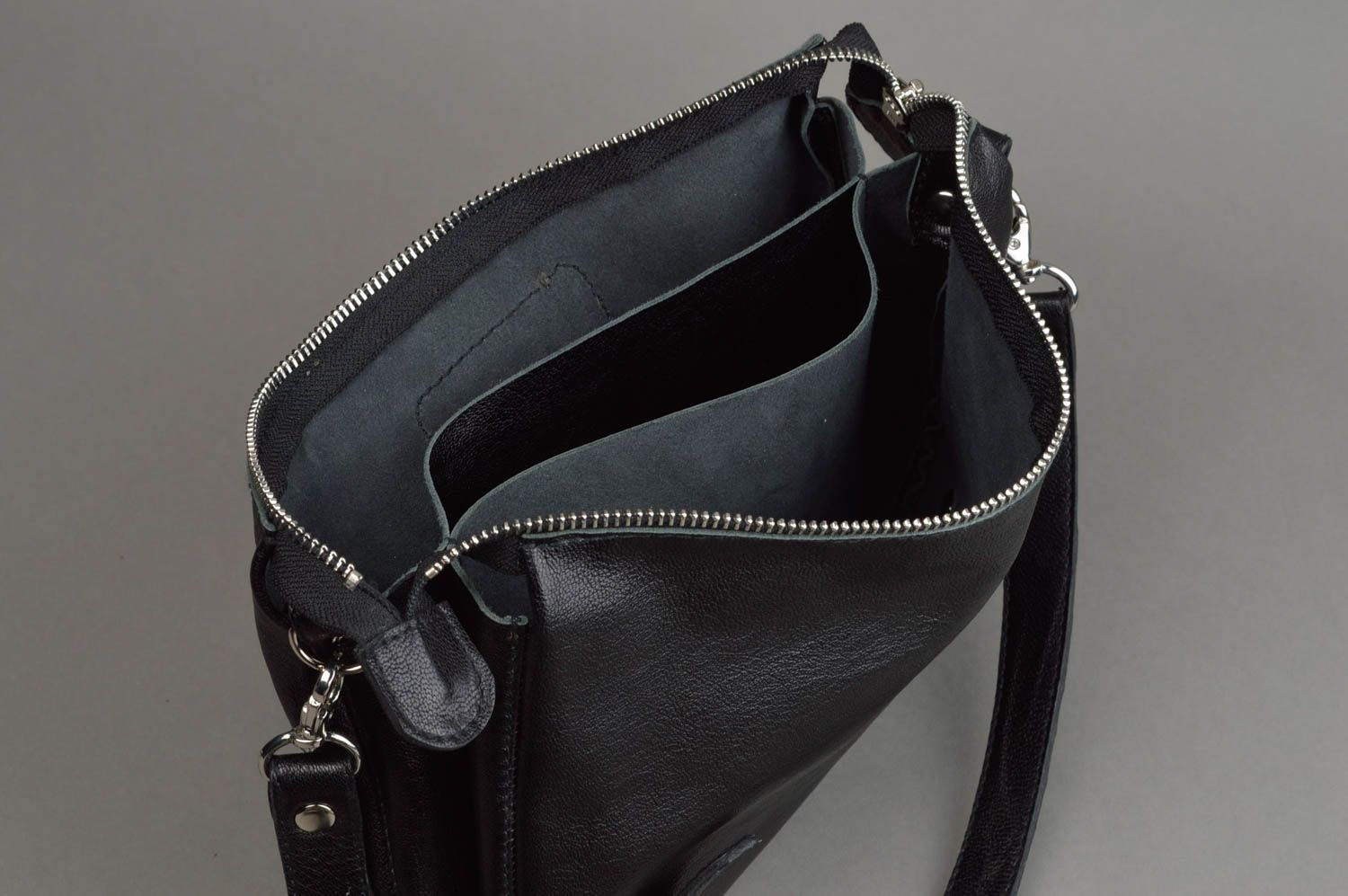 Petit sac à bandoulière en cuir noir 3 compartiments fait main pour femme photo 4