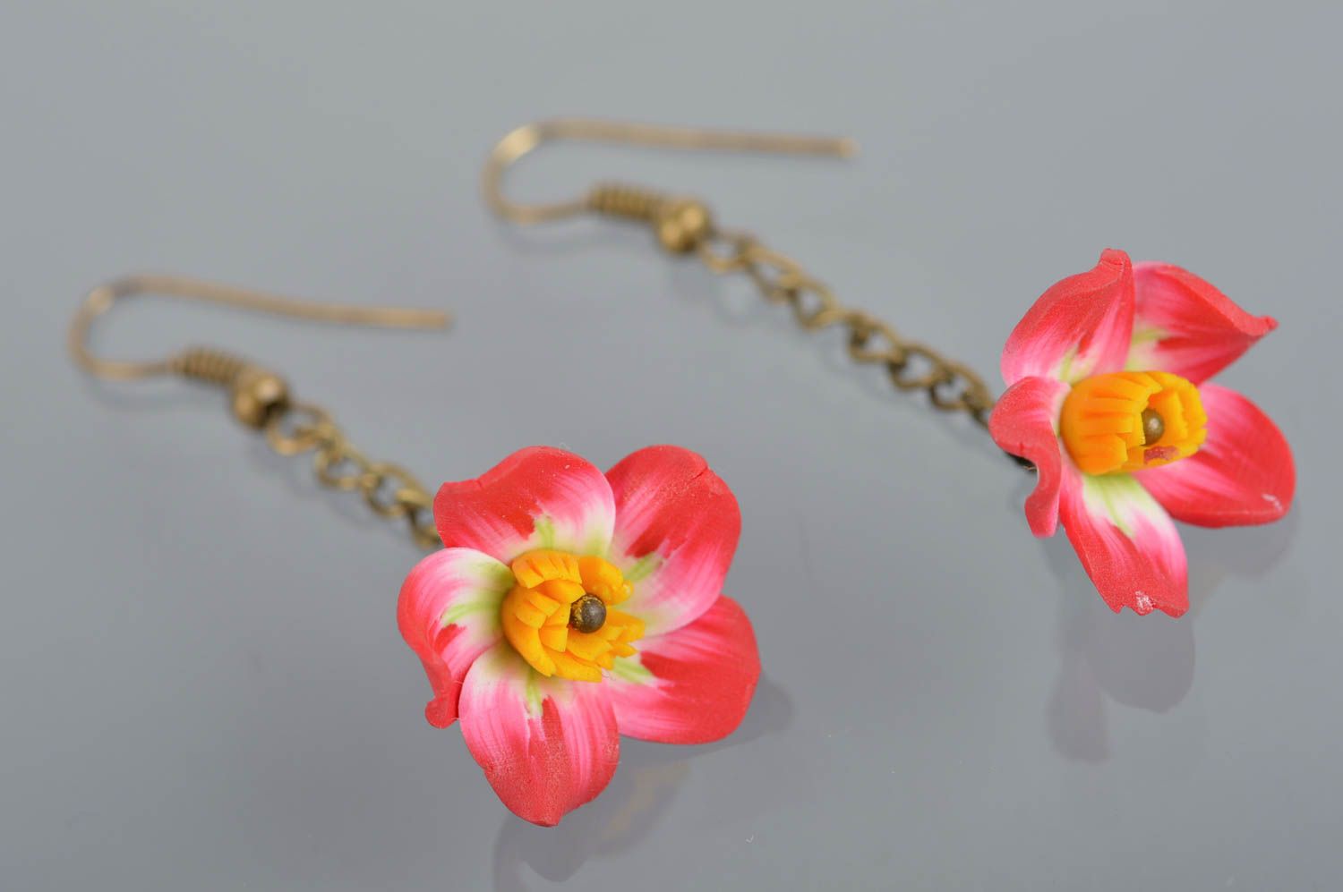Pendientes artesanales de arcilla polimérica originales largos con flores rojas foto 2