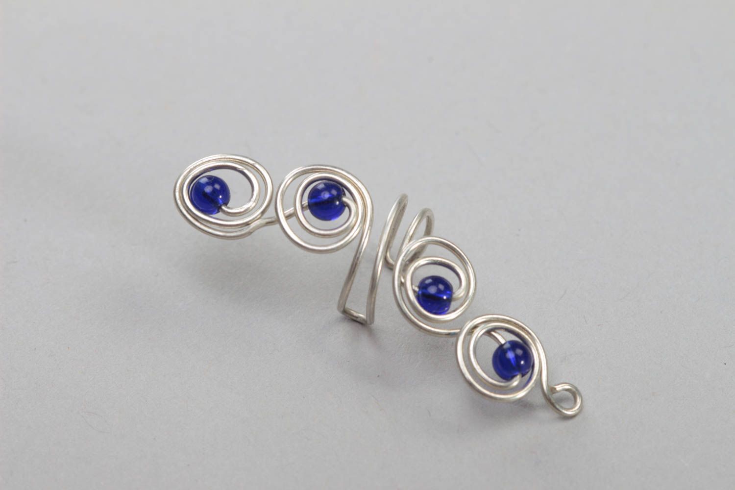Boucle d'oreille ear cuff en métal avec perles de verre bleues faite main photo 2
