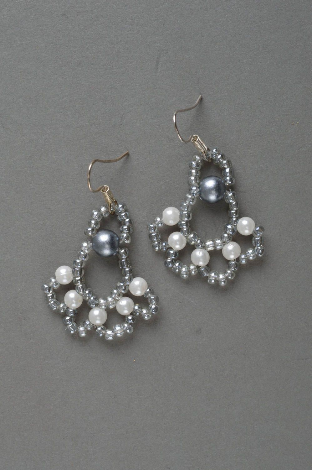 Boucles d'oreilles en perles de rocaille faites main longues grandes blanc gris photo 2