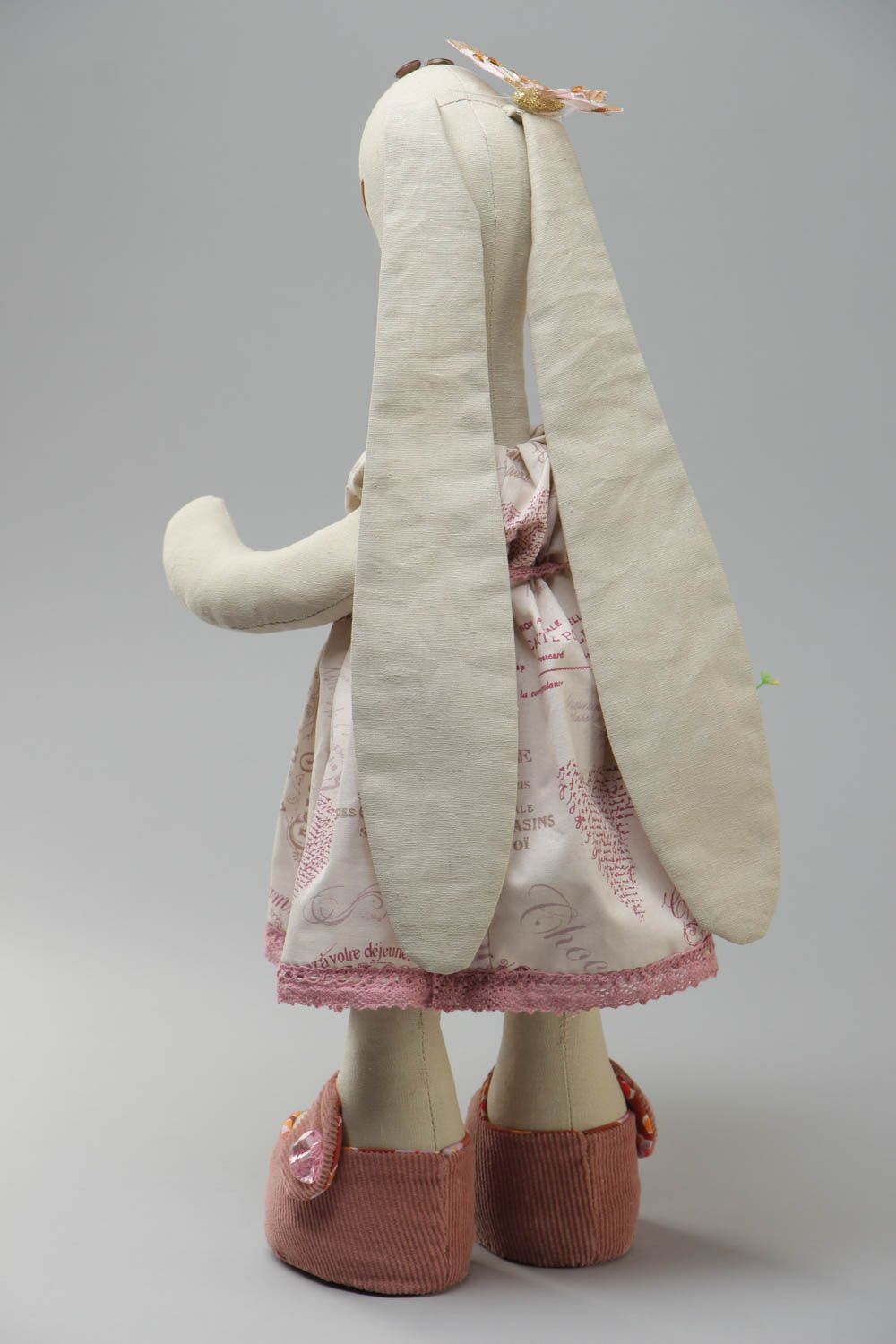 Мягкая игрушка ручной работы для интерьера из ткани красивая Зайчиха с корзинкой фото 4