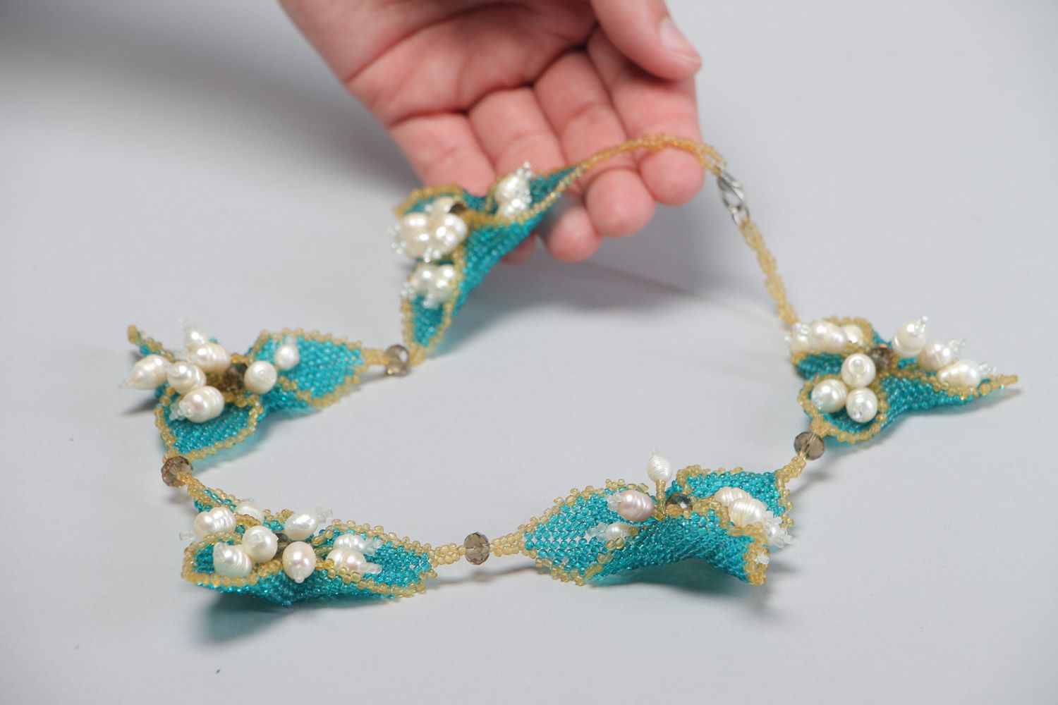 Collar de abalorios y piedras naturales con perlas de río artesanal de mujer foto 5