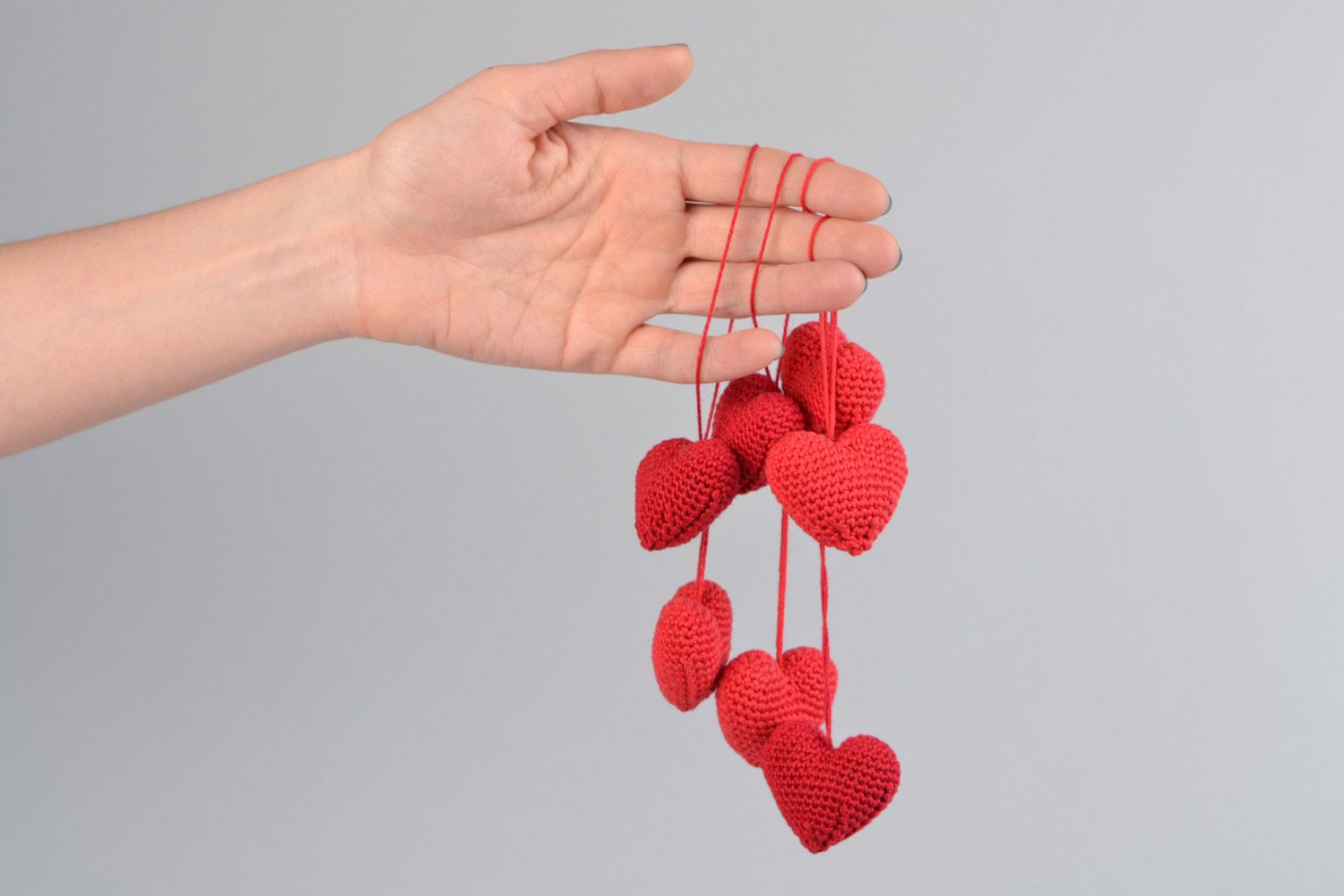 Подвески для интерьера в виде вязаных сердечек набор 7 шт красные ручной работы фото 2