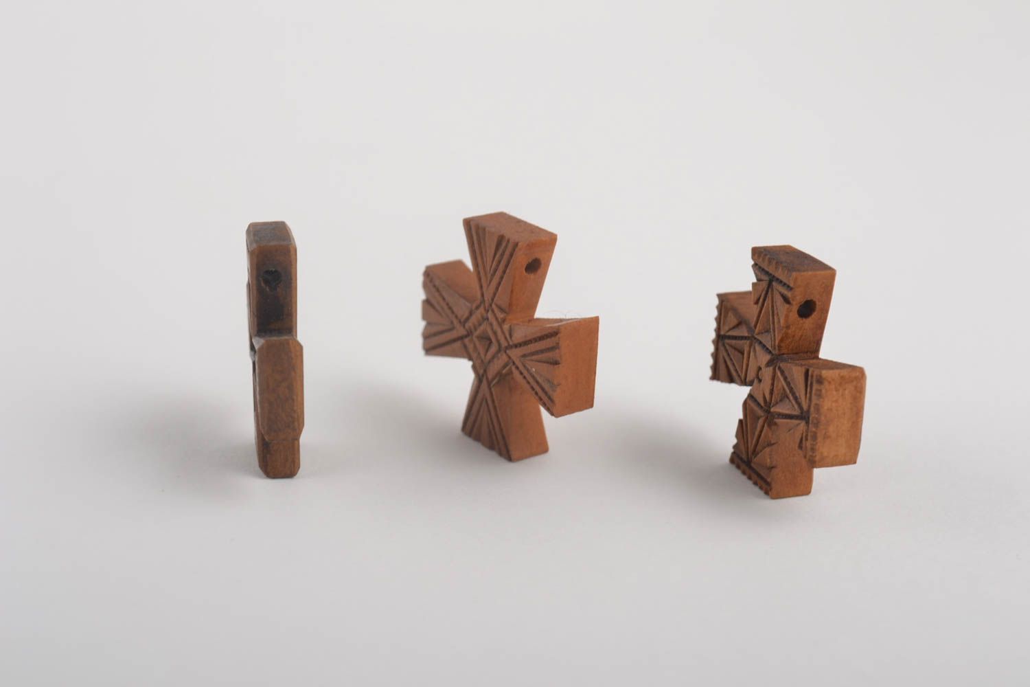 Pendentifs croix fait main 3 Bijoux ethniques de bois Accessoires femme sculptés photo 5