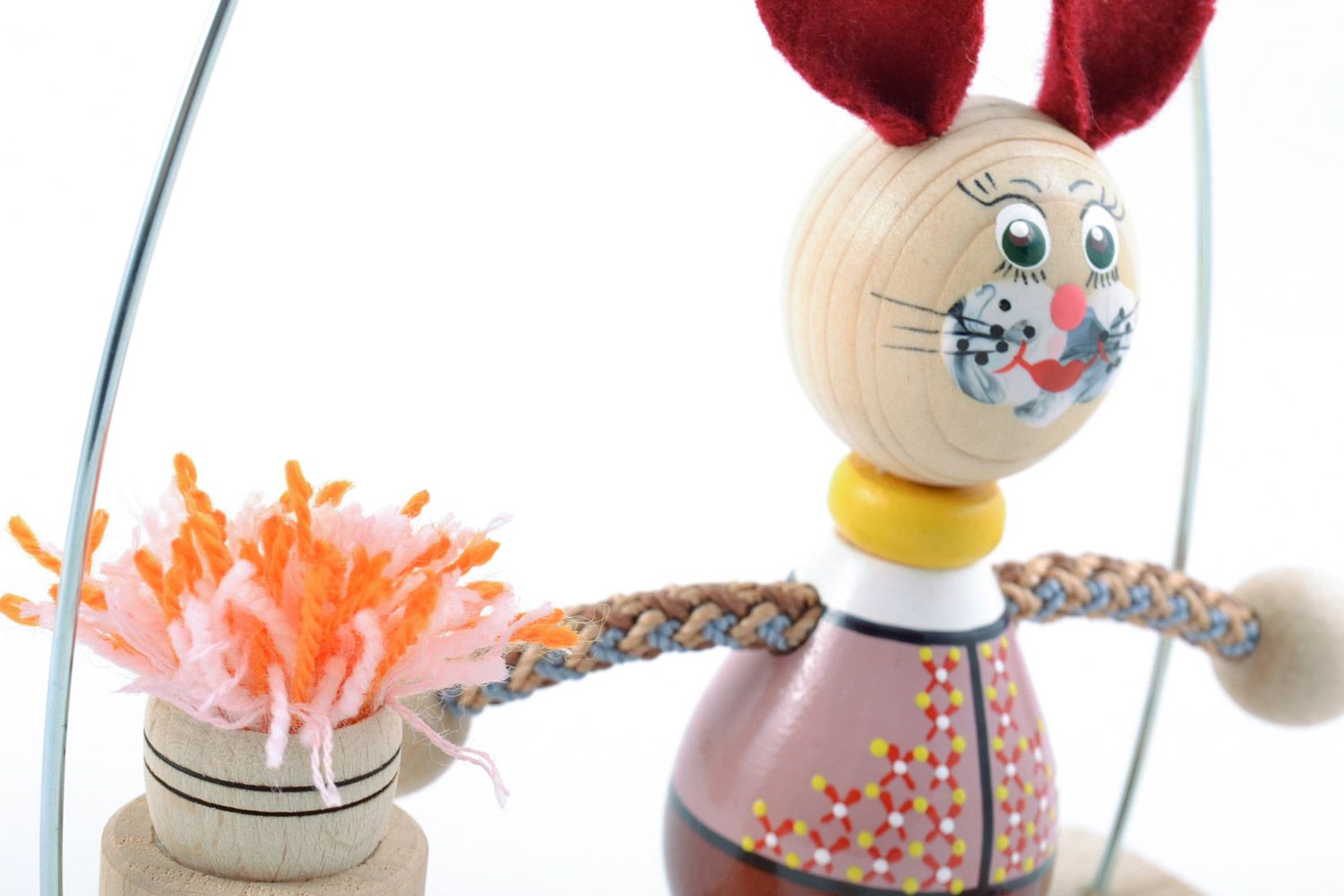 Деревянная игрушка заяц на лавке ручной работы с росписью фото 4