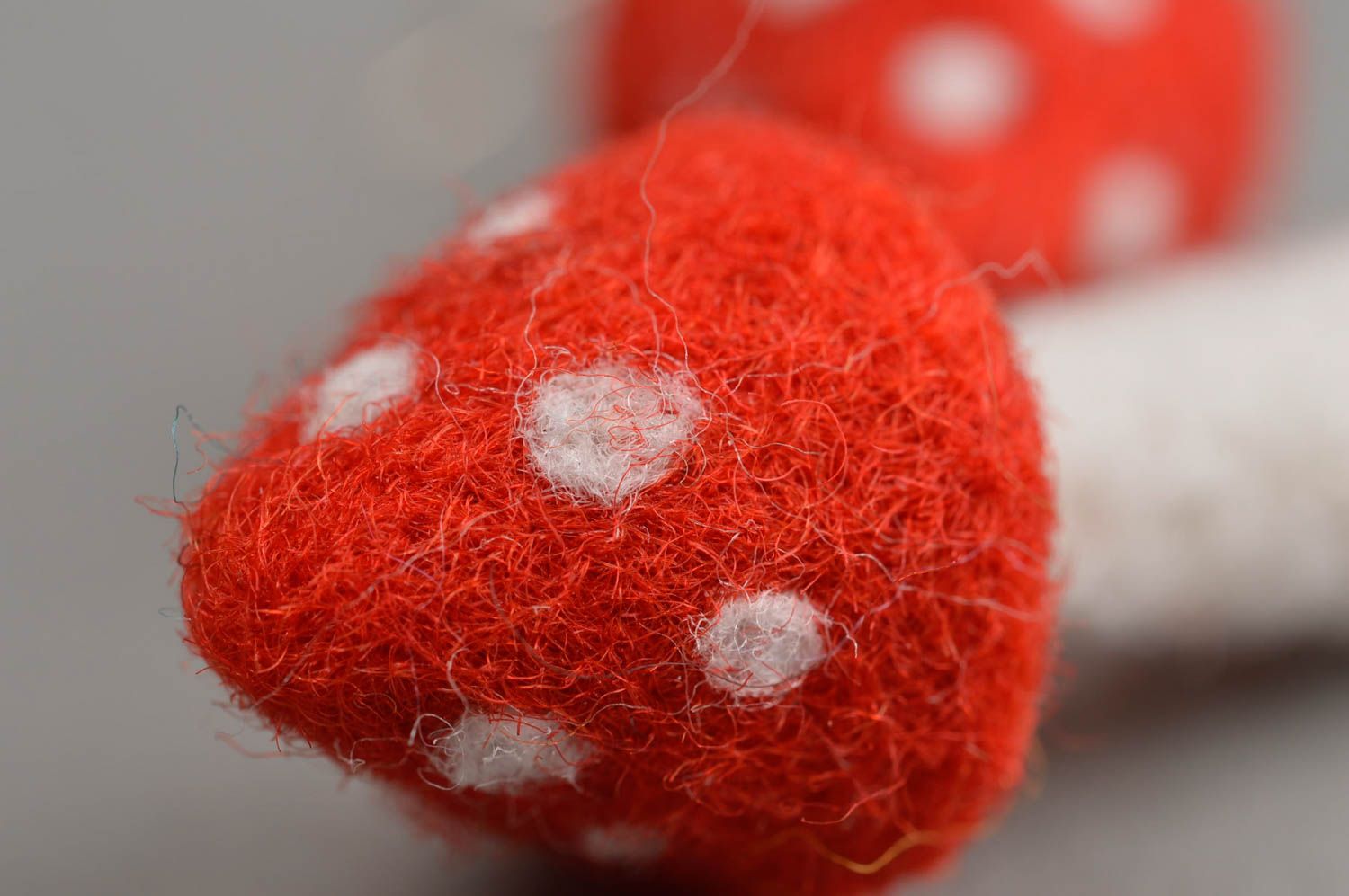 Orecchini pendenti con ovolacci fatti a mano in lana bigiotteria di feltro foto 5