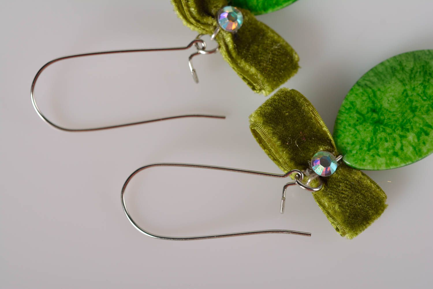 Серьги ручной работы модные серьги из зеленых пластиковых бусин длинные сережки фото 5