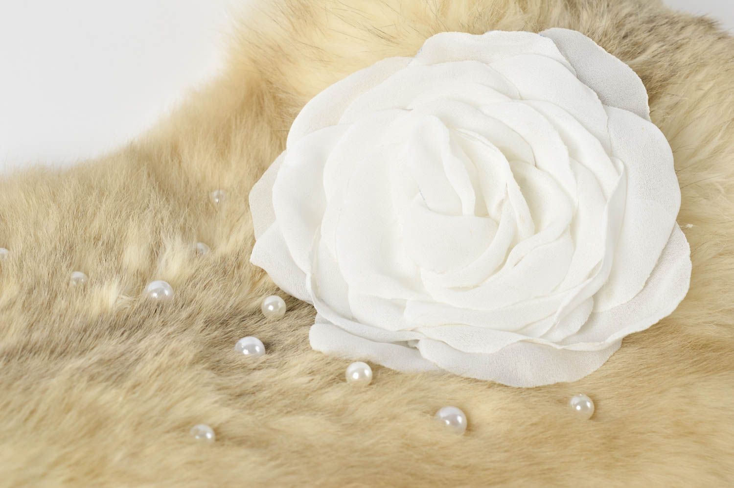 Spilla a forma di rosa bianca fatta a mano accessorio originale da donna foto 1